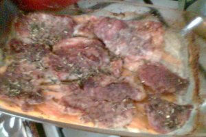 Friptura de porc pe pat de ceapa si morcovi cu cartofi natur