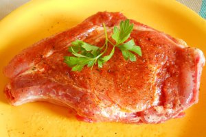 Ceafă la grătar cu salată de roşii si ceapă
