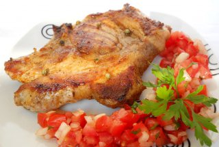 Ceafă la grătar cu salată de roşii si ceapă