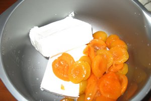 Tort special cu branza, caise si ciocolata alba