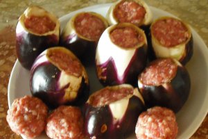 Mini-vinete umplute in sos de rosii