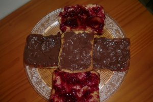 Pancove patrate cu Nutella si dulceata de afine rosii