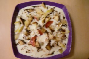 Salata de fructe cu salsa caramel si sos de ciocolata