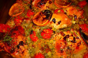 Pulpe de pui cu legume la cuptor