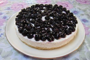 Cheesecake cu cirese negre