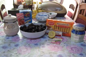 Cheesecake cu cirese negre