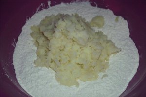 Focaccia de cartofi cu cascaval afumat si carnati