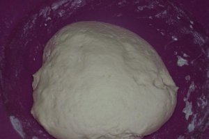 Focaccia de cartofi cu cascaval afumat si carnati