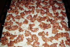 Focaccia de cartofi cu cascaval afumat si carnati