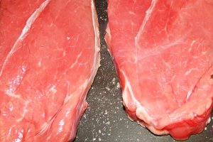 File de vita a la grill,cu garnitura de ciuperci si masline