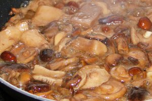 File de vita a la grill,cu garnitura de ciuperci si masline
