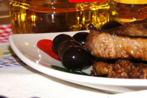 File de vita a la grill,cu garnitura de ciuperci si masline