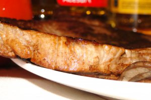 File de vita a la grill,cu garnitura de ciuperci si masline