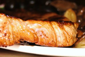 File de vita a la grill,cu garnitura de ciuperci si masline