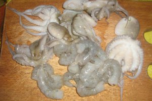 Fructe de mare (midii, scoici (vongole verace)si puisori de caracatita