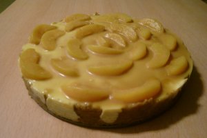 Tarta de queso con melocotones y caramel(Tort cu crema de branza ,piersici si caramel)