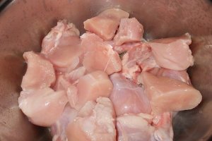 Mancare de pui cu sos de legume