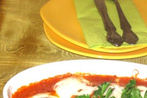 Oua umplute cu pasta de ton in sos de rosii