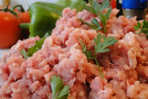 Rosii umplute cu carne de porc si orez la cuptor