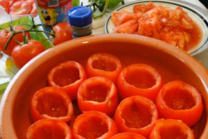 Rosii umplute cu carne de porc si orez la cuptor