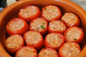 Rosii umplute cu carne de porc si orez la cuptor