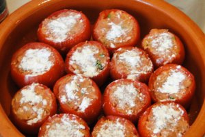 Rosii umplute cu carne de porc si orez la cuptor