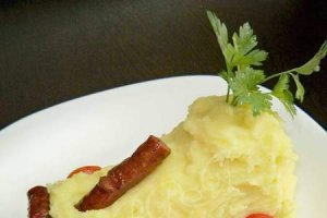 Piure de cartofi cu carnat (sau reteta pentru copii)