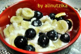 Iaurt cu bucati mari de banane si struguri
