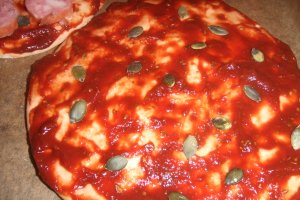 Pizza Salami cu seminte de dovleac