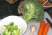 Porc la grătar pe pat de legume verzi, cu morcovi și roșii-2