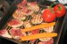 Porc la grătar pe pat de legume verzi, cu morcovi și roșii-5