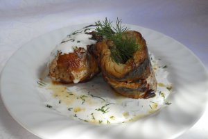Rulouri de macrou cu sos de smântână şi usturoi