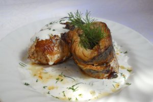 Rulouri de macrou cu sos de smântână şi usturoi