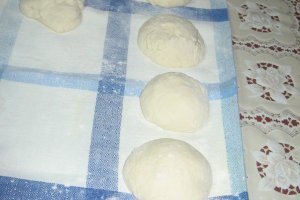 Langosi cu branza si smantana