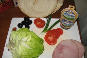 Rulouri cu lipie, sunca, branza si verdeturi