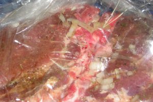 Ceafa de porc,marinata,la punga,cartofi pai si sos de usturoi cu castraveti