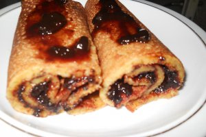 Clatite cu dulceata de cirese