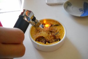 Creme brulee cu smochine si boabe de struguri