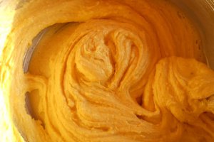 Prăjitură cu bezea de cacao si nuci