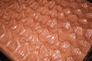 Prăjitură cu bezea de cacao si nuci
