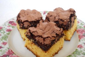 Prăjitură cu bezea de cacao si nuci