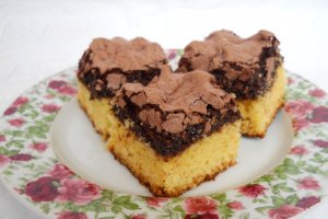 Prăjitură cu bezea de cacao si nuci