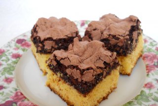 Prăjitură cu bezea de cacao si nuci