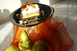 Prăjitură cu pere şi caramel