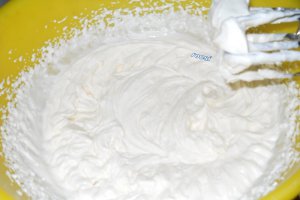 Tort cu mascarpone si fructe de padure