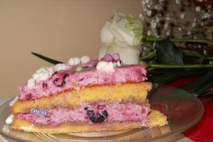 Tort cu mascarpone si fructe de padure