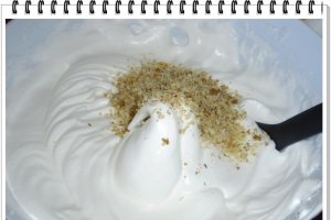 Prajitura galbena cu mure, aroma de apa de trandafiri si crantz