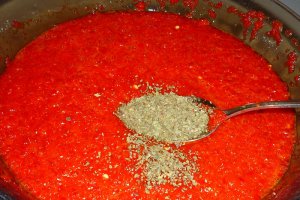 Pasta de ardei iute cu busuioc