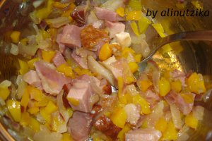 Paste tagliatelle cu sos de rosii si ciolan afumat