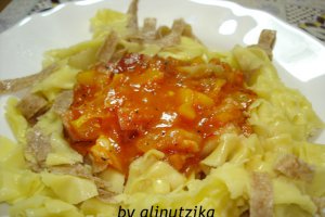 Paste tagliatelle cu sos de rosii si ciolan afumat